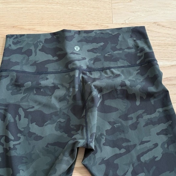 Lululemon Wunder Under Crop leggings in a camouflage pattern size 12 - Picture 9 of 10